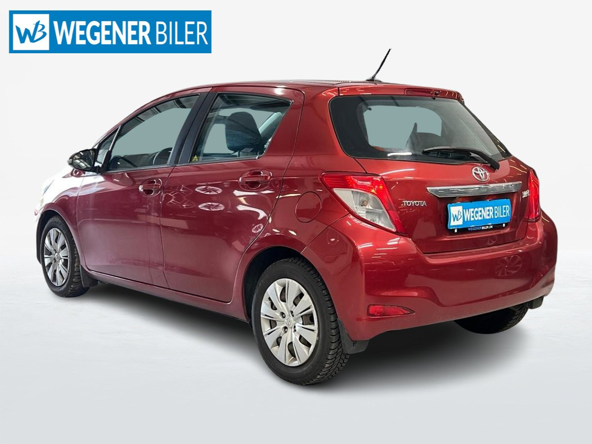 Rød Toyota Yaris fra 2012