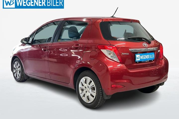Rød Toyota Yaris fra 2012