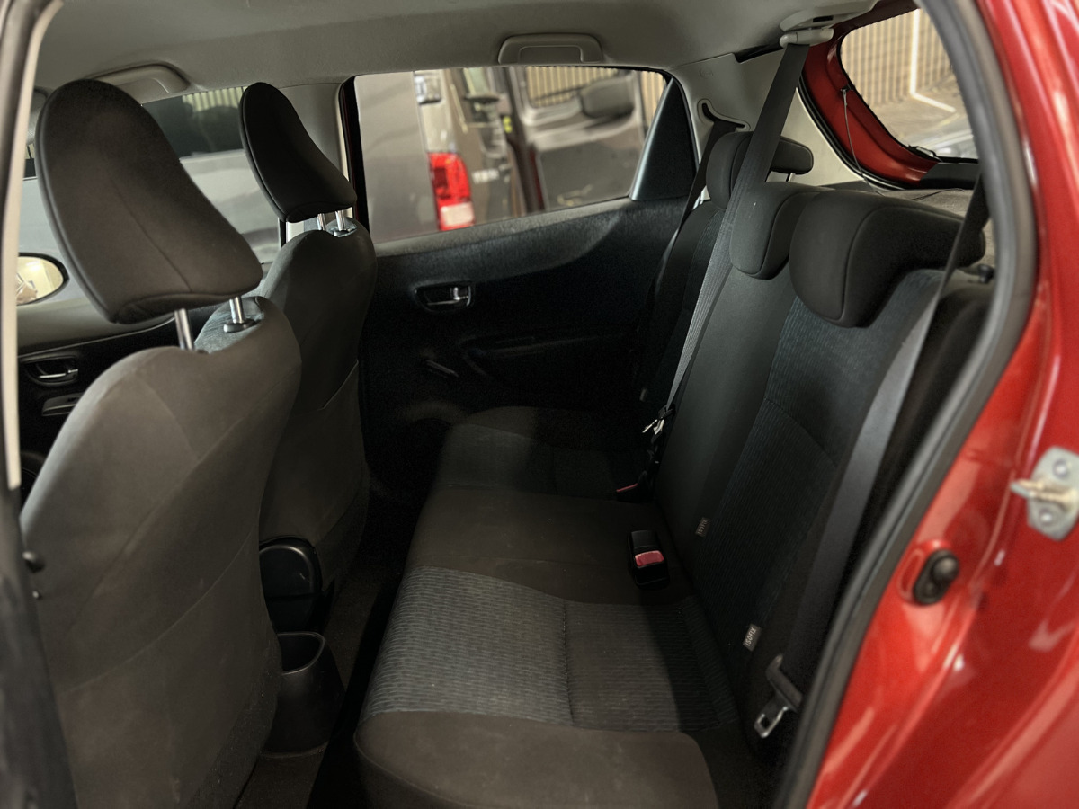 Rød Toyota Yaris fra 2012
