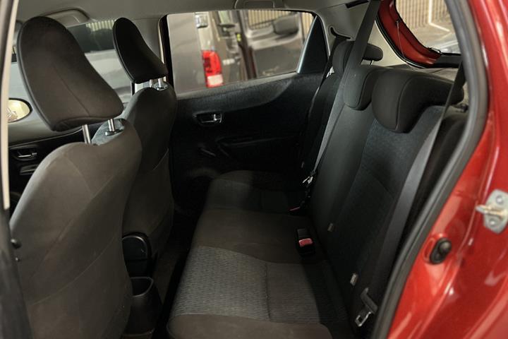 Rød Toyota Yaris fra 2012