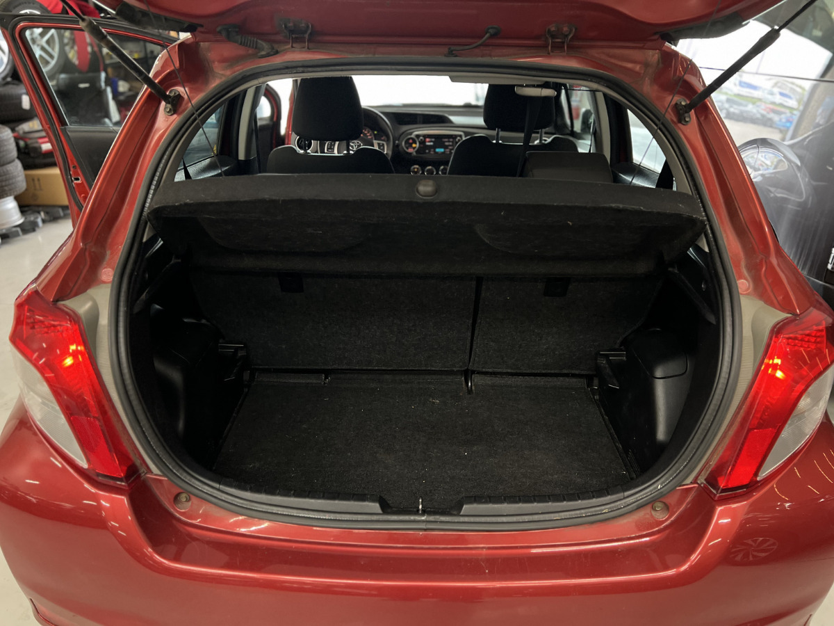 Rød Toyota Yaris fra 2012