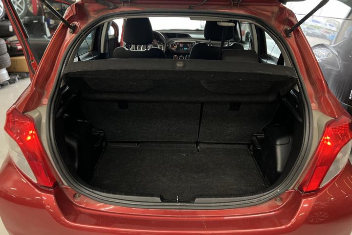Rød Toyota Yaris fra 2012