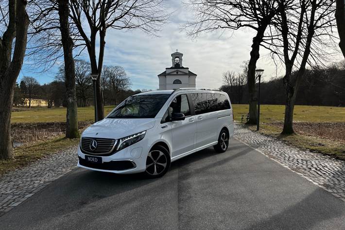 Grøn Mercedes EQV300 fra 2021