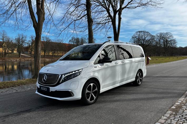 Grøn Mercedes EQV300 fra 2021