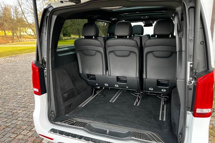 Grøn Mercedes EQV300 fra 2021