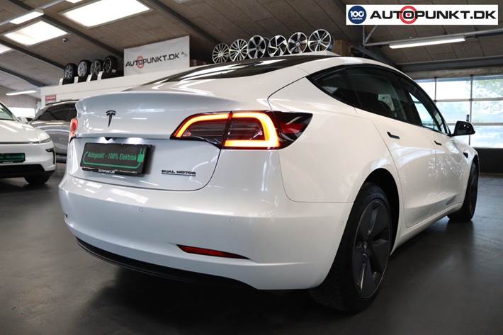 Hvid Tesla Model 3 fra 2022
