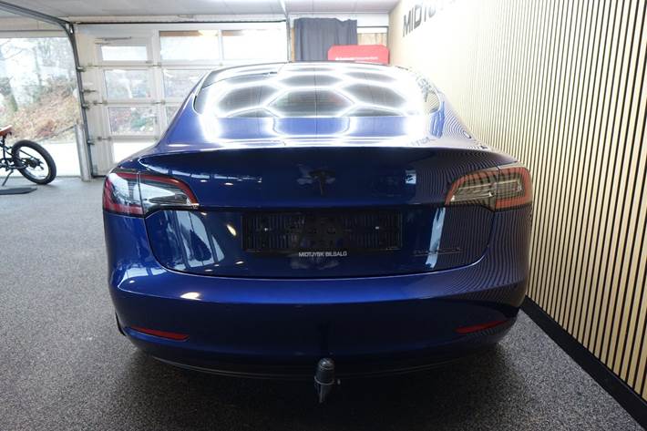 Blå Tesla Model 3 fra 2022