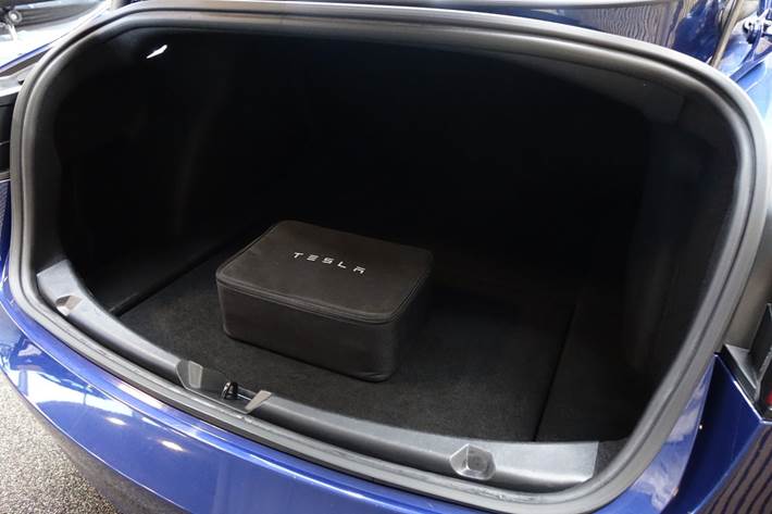 Blå Tesla Model 3 fra 2022