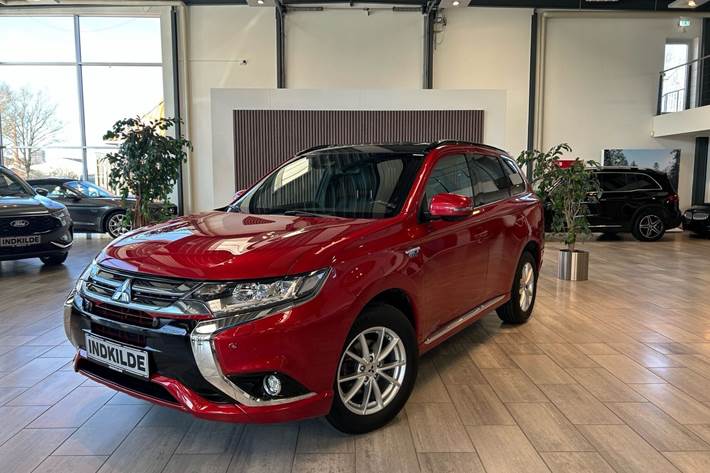 Rød Mitsubishi Outlander fra 2018