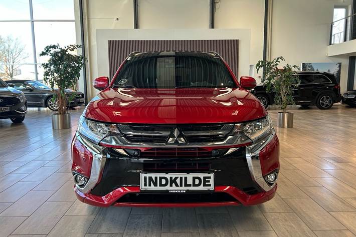 Rød Mitsubishi Outlander fra 2018