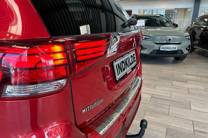 Rød Mitsubishi Outlander fra 2018