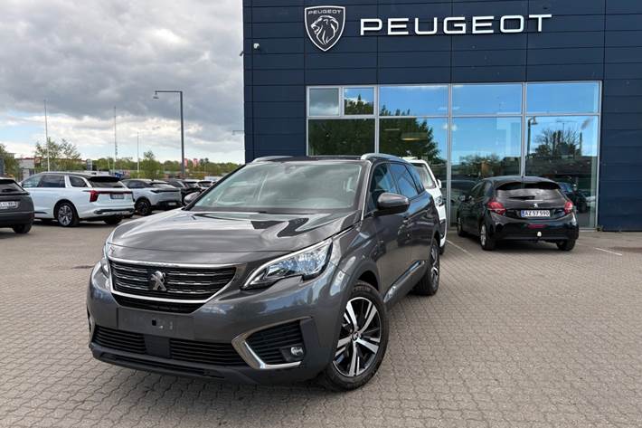 Rød Peugeot 5008 fra 2017