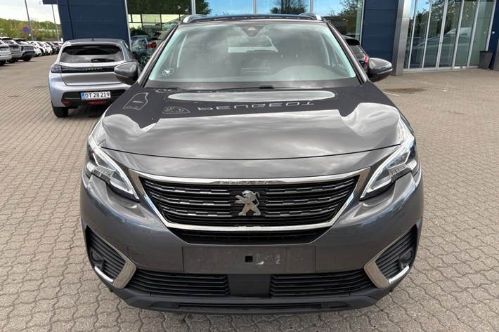 Rød Peugeot 5008 fra 2017