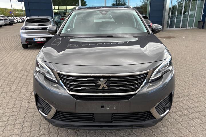 Rød Peugeot 5008 fra 2017