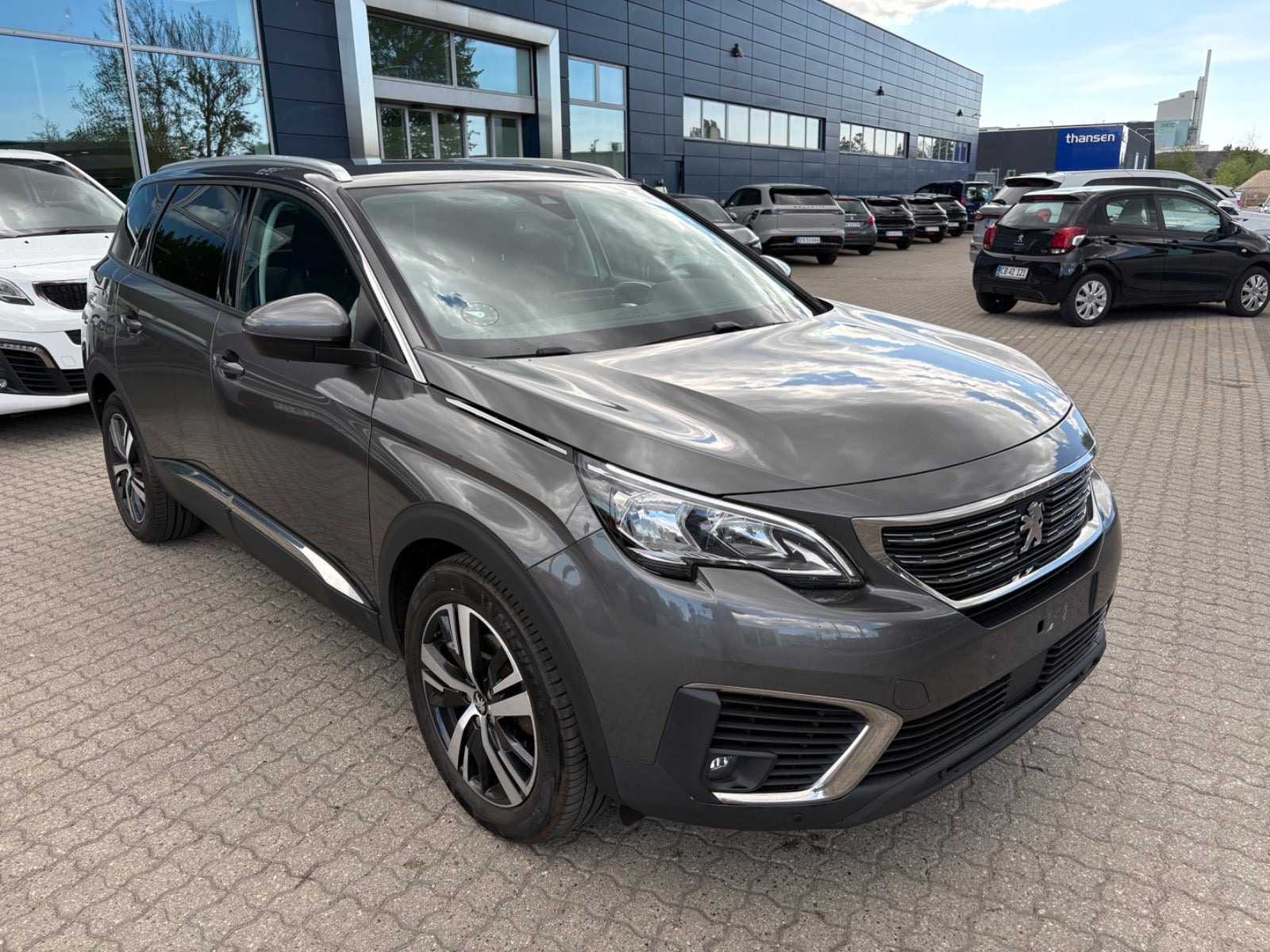 Rød Peugeot 5008 fra 2017