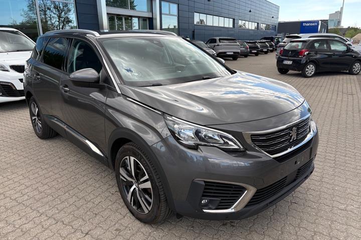 Rød Peugeot 5008 fra 2017