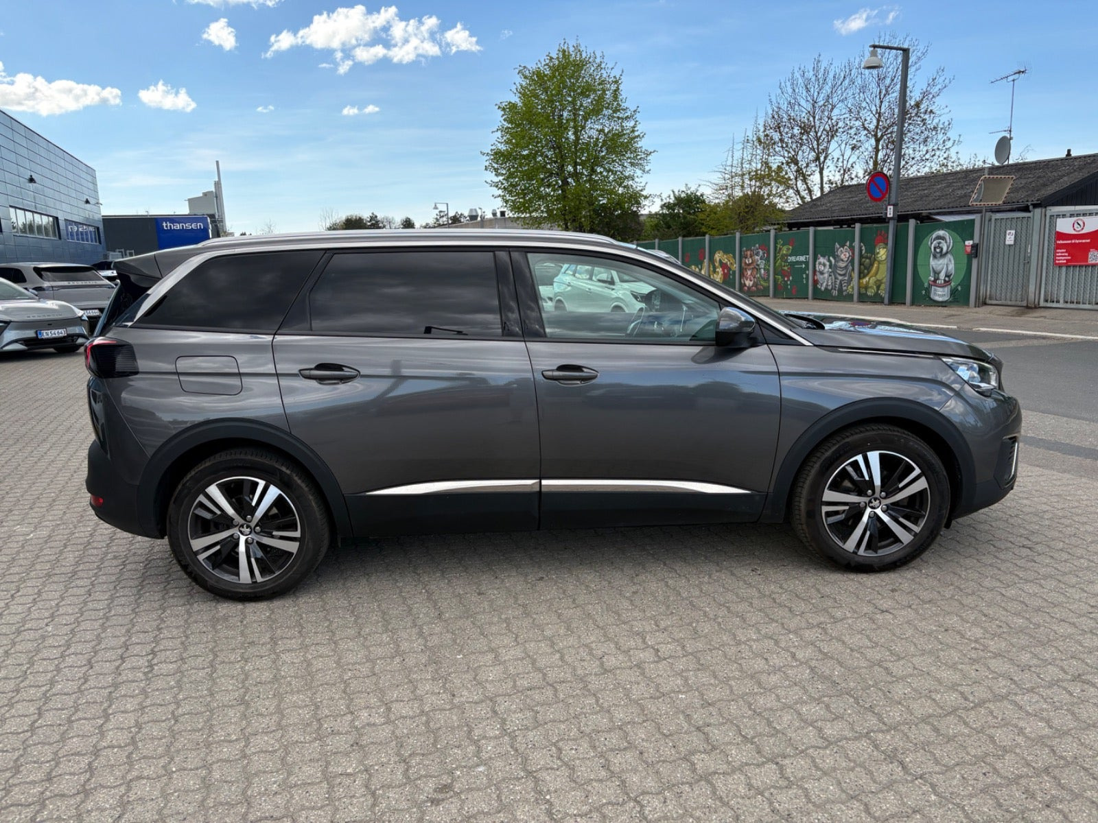 Rød Peugeot 5008 fra 2017
