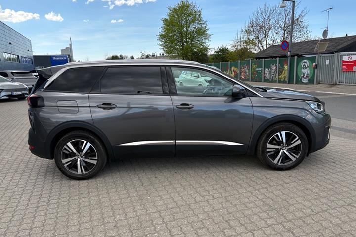 Rød Peugeot 5008 fra 2017