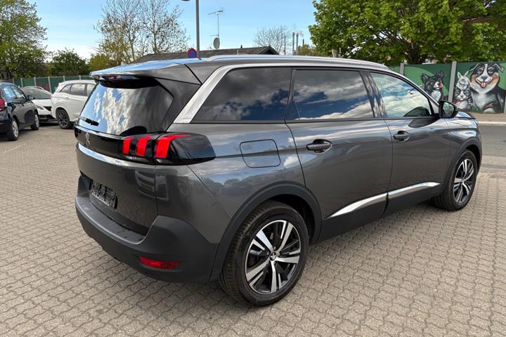 Rød Peugeot 5008 fra 2017