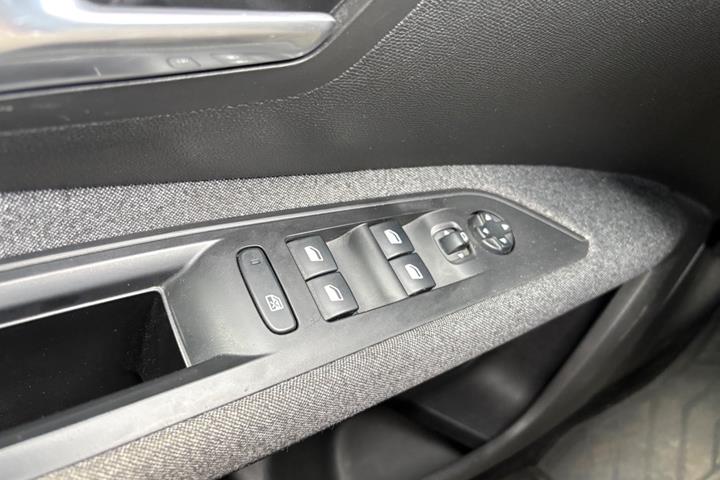 Rød Peugeot 5008 fra 2017