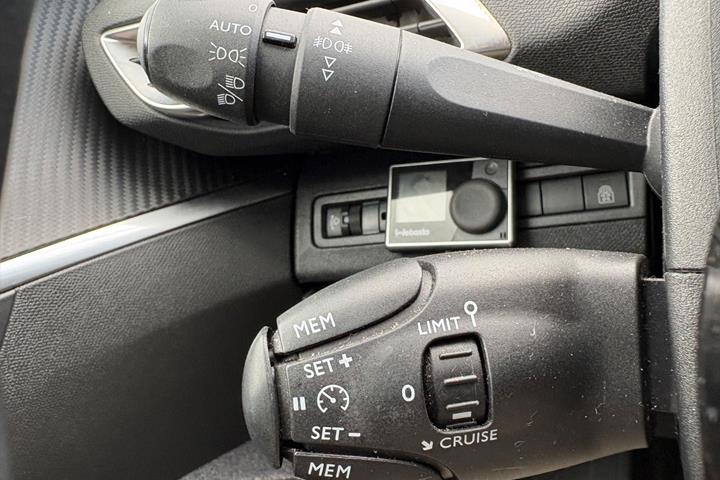 Rød Peugeot 5008 fra 2017