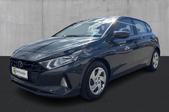 Grå Hyundai i20 fra 2022 set udefra