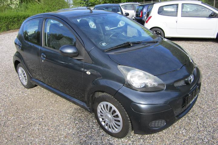 Grå Toyota Aygo 1,0 fra 2010 set udefra