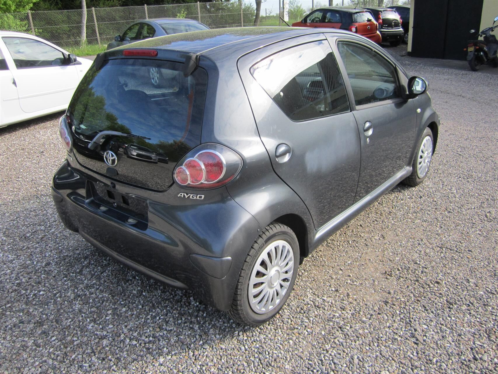 Grå Toyota Aygo 1,0 fra 2010 set udefra