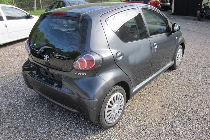 Grå Toyota Aygo 1,0 fra 2010 set udefra