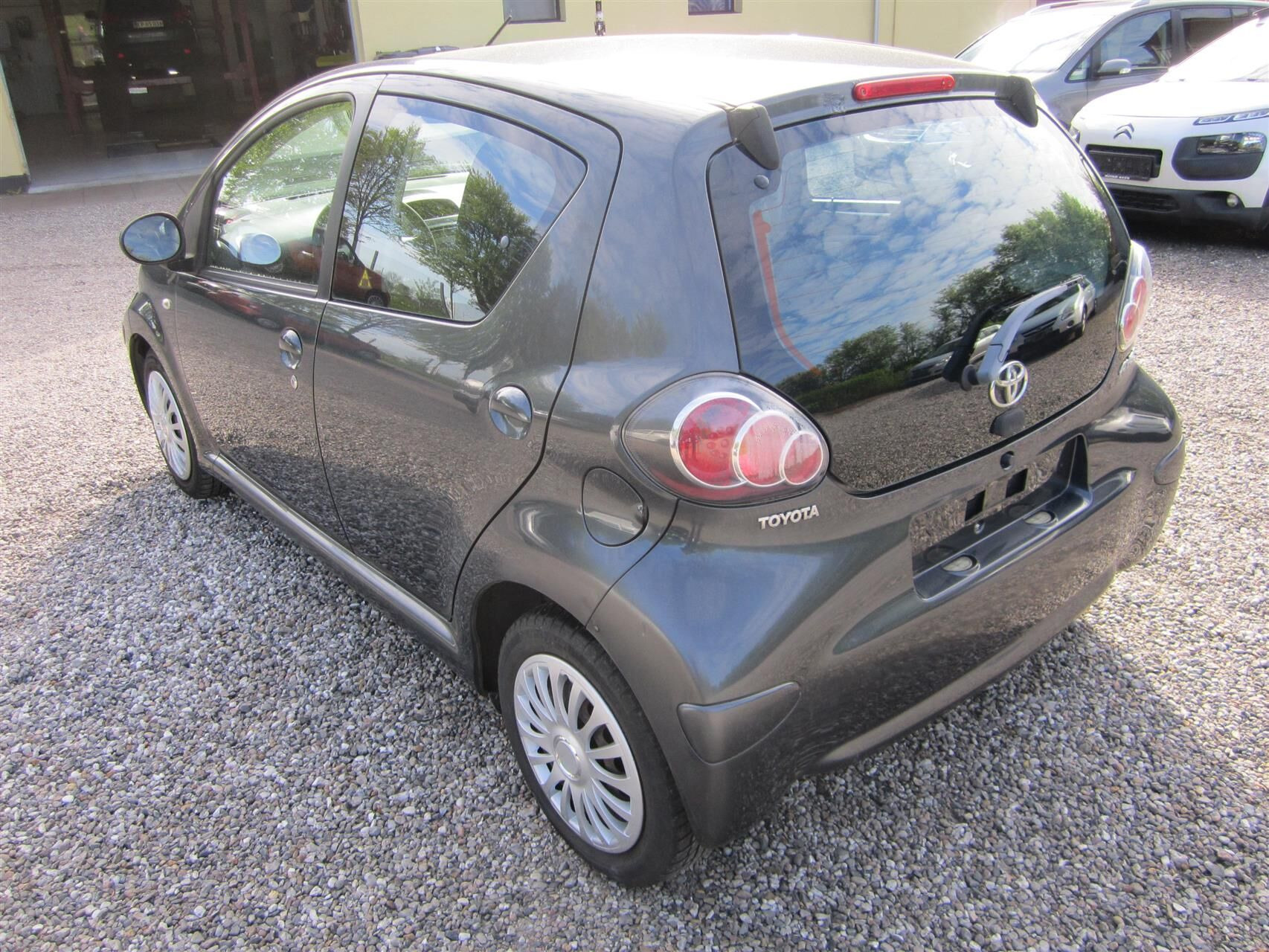 Grå Toyota Aygo 1,0 fra 2010 set udefra