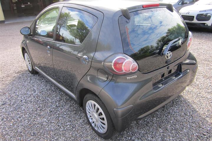 Grå Toyota Aygo 1,0 fra 2010 set udefra