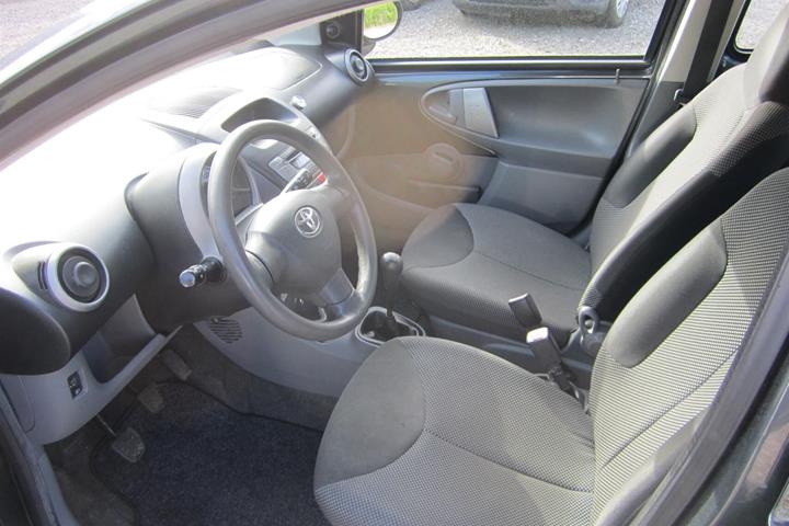 Grå Toyota Aygo 1,0 fra 2010 set indefra