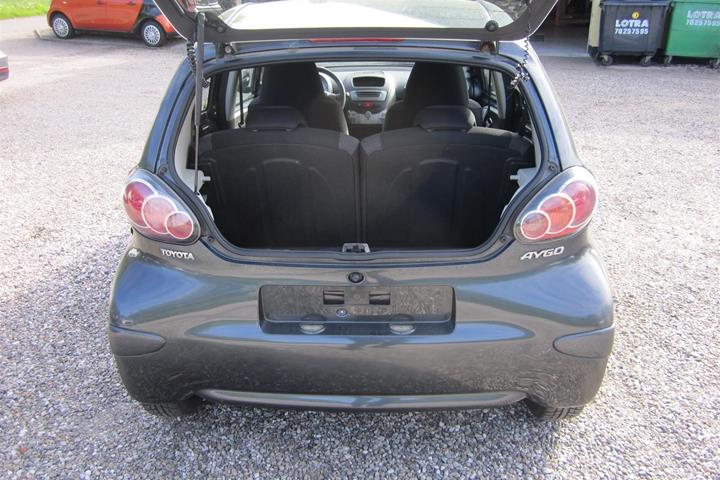 Grå Toyota Aygo 1,0 fra 2010 set indefra