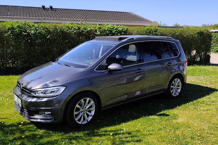 Grå VW Touran fra 2017