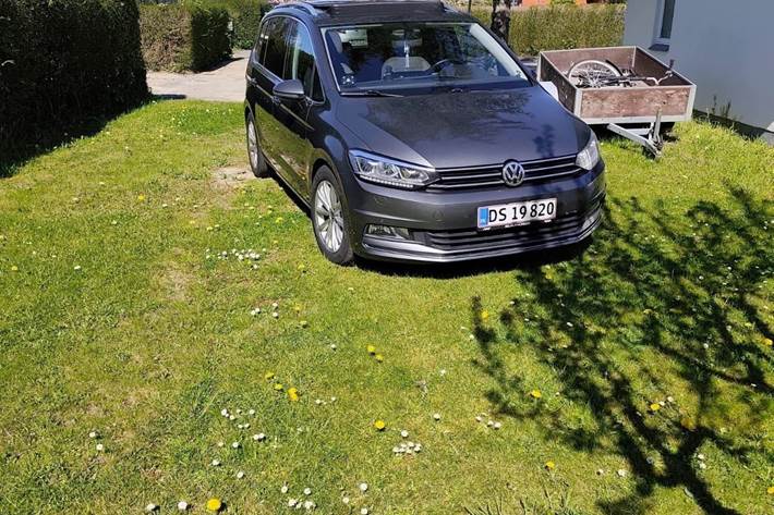 Grå VW Touran fra 2017