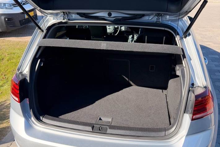 Grå VW e-Golf VII fra 2019