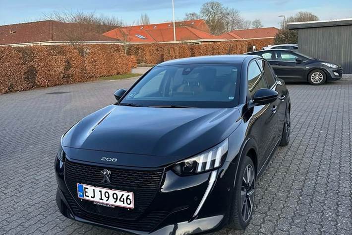 Sort Peugeot e-208 fra 2021 set udefra