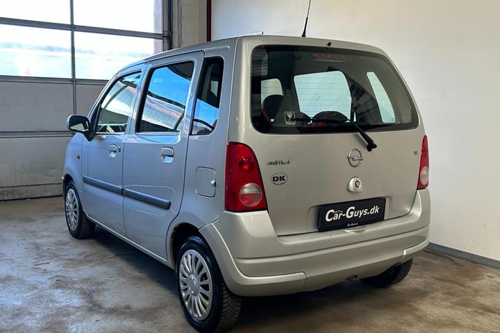 undefined Opel Agila fra 2003 set udefra