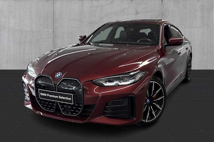 Grå BMW i4 fra 2024 set udefra