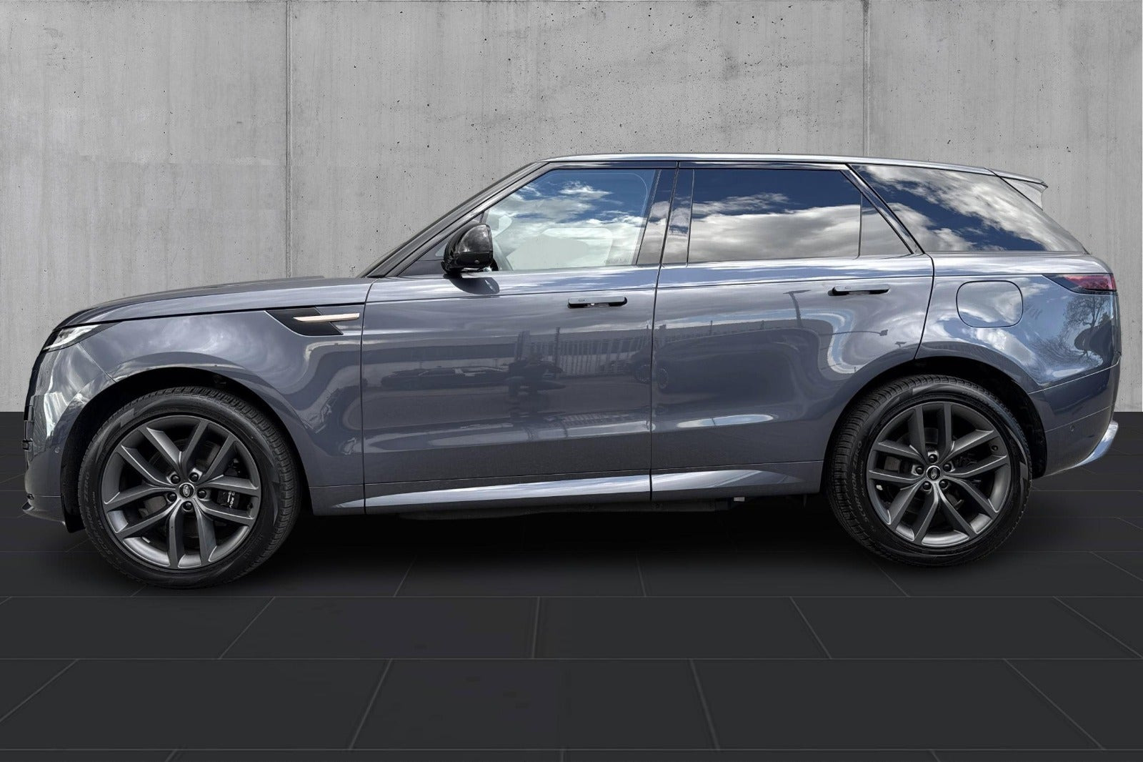 Blå Land Rover Range Rover sport fra 2024