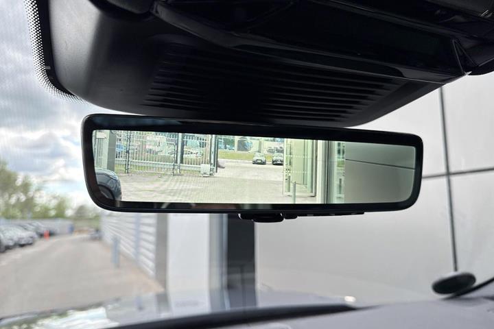 Blå Land Rover Range Rover sport fra 2024