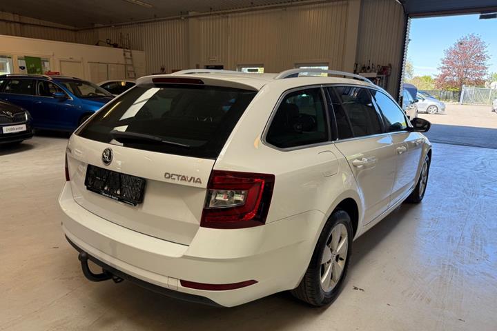 Hvid Skoda Octavia fra 2018