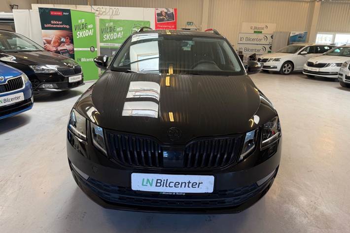 Sort Skoda Octavia fra 2020