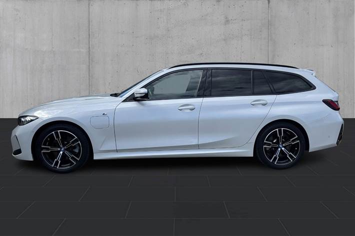 Hvid BMW 320e fra 2023