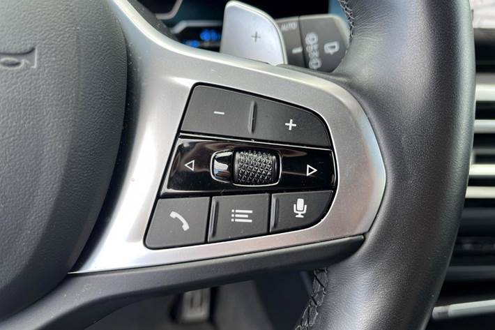 Hvid BMW 320e fra 2023
