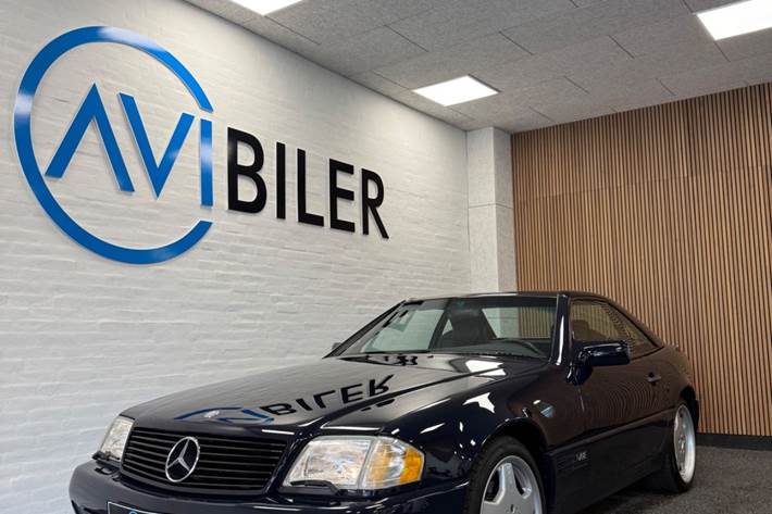 Blå Mercedes SL600 fra 1995 set udefra