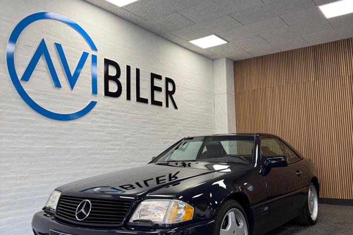 Blå Mercedes SL600 fra 1995 set udefra