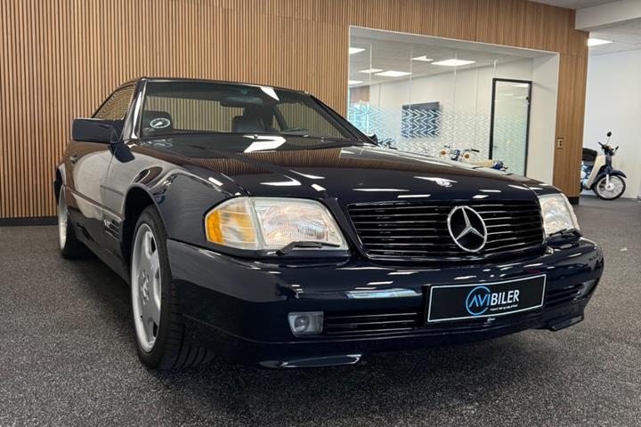 Blå Mercedes SL600 fra 1995 set udefra