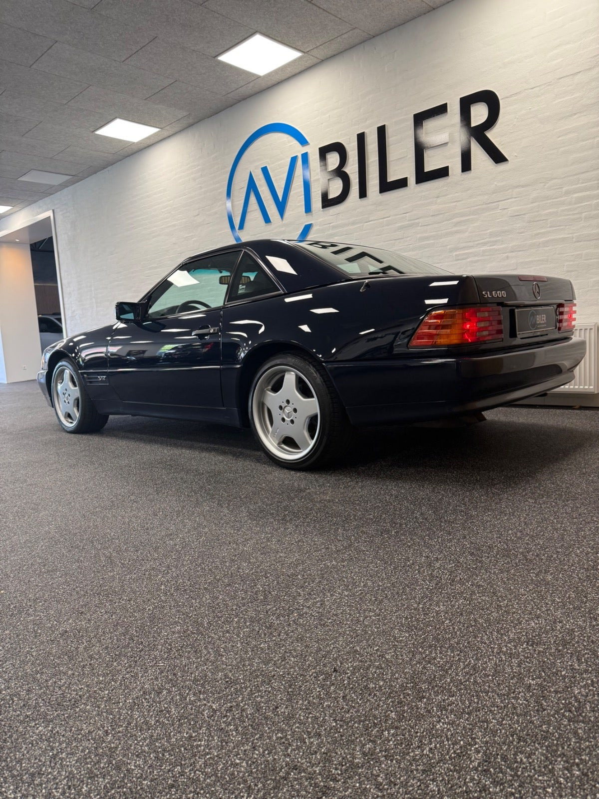 Blå Mercedes SL600 fra 1995 set udefra