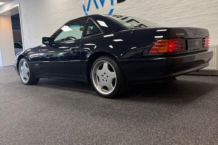Blå Mercedes SL600 fra 1995 set udefra